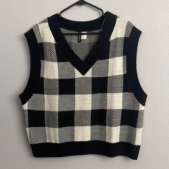 H&M sleeveless sweater in the checkered print. - Picture 1 of 6